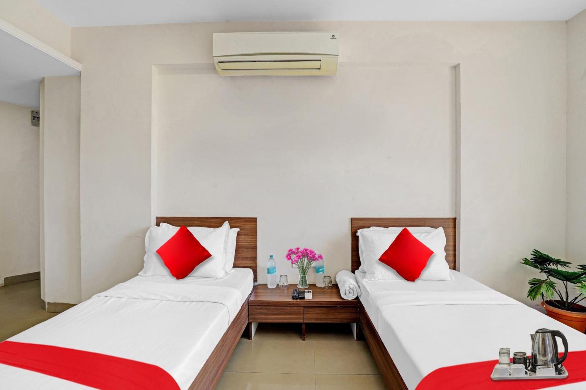 Oyo Flagship Hotel Residency ศิลวัสสา ภายนอก รูปภาพ