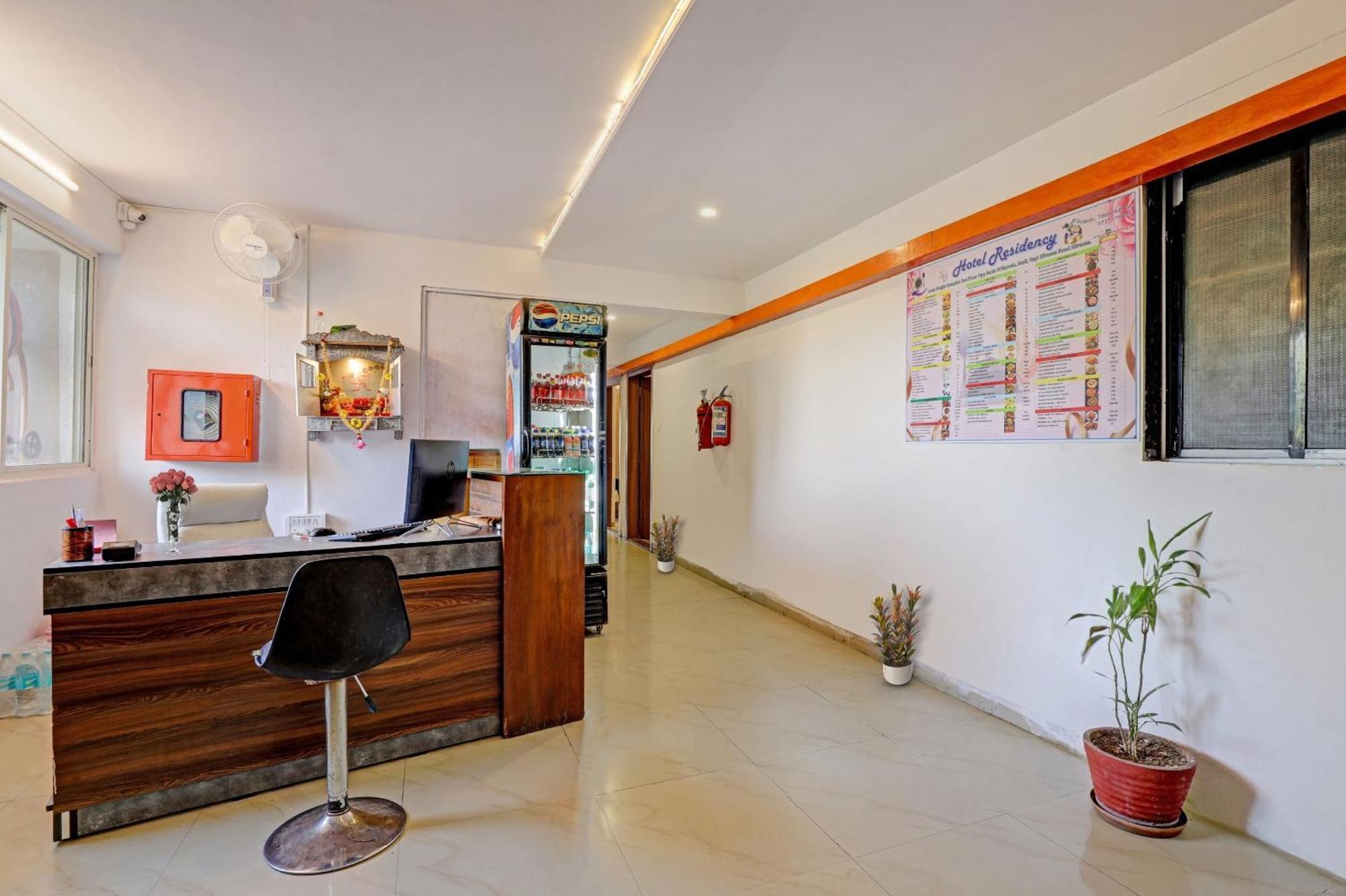 Oyo Flagship Hotel Residency ศิลวัสสา ภายนอก รูปภาพ